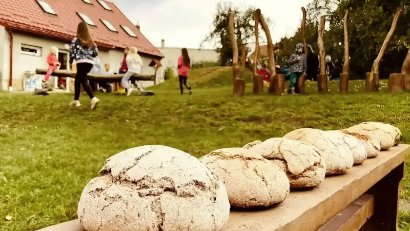 Práce rukou probouzí úctu k darům země. Projekt - Ze zrna k chlebu - zakončený společným pečením chleba je velmi oblíbený.