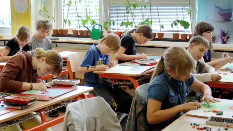 Neplníme hlavy informacemi, ale probouzíme myšlení, cit a vůli v jejich přirozené rovnováze.