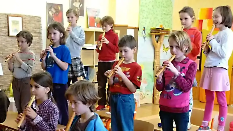 Děti se učí poznávat svět skrze všechny smysly.