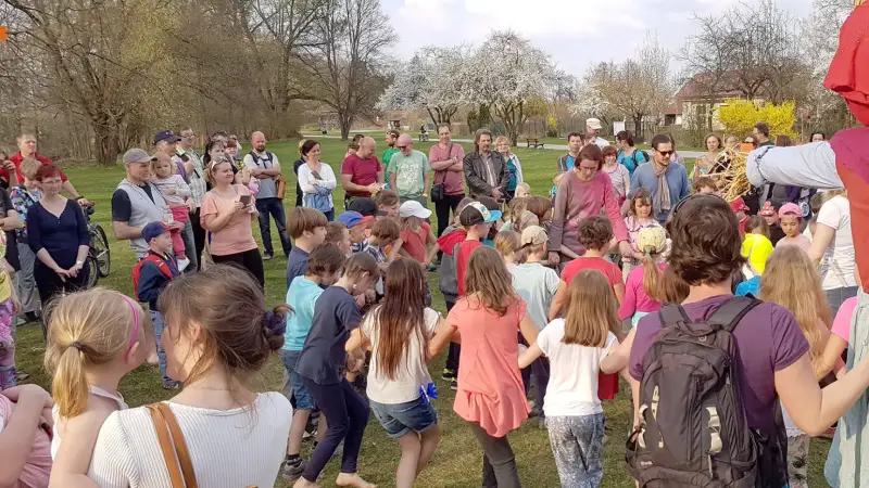 Společenství tvoří rodiče, učitelé i studenti. Všichni sdílejí odpovědnost za prostředí, ve kterém působí, vyrůstají, učí se. 